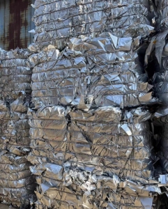 大量出售彩印厂下来的铝箔膜，炼油料，现货一车