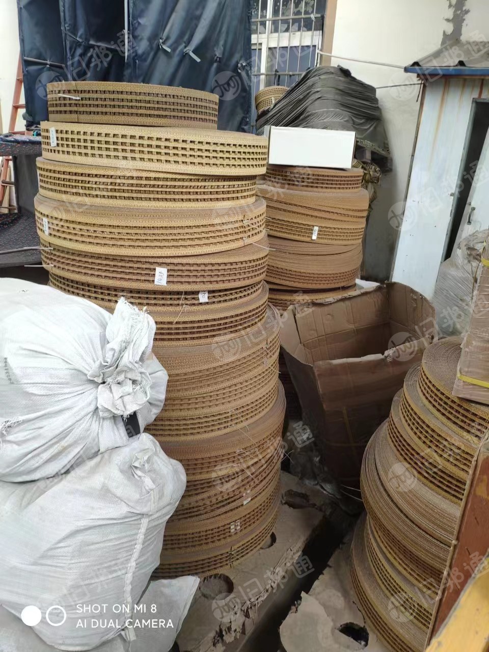 涤纶废料,经过加胶烫熨不拉丝了,有个五吨多,2000/吨,现货出售