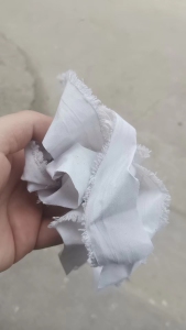 出售涤纶布边角料，，涤纶废布料，一半是纯白，一半有条形杠