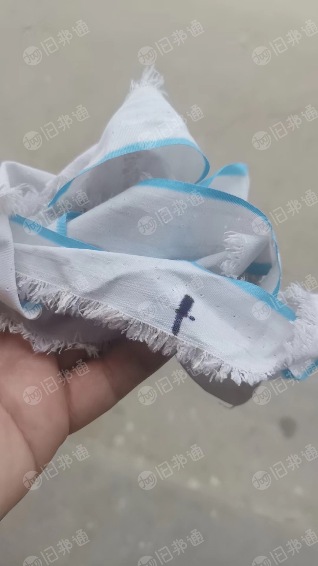出售涤纶布边角料,,涤纶废布料,一半是纯白,一半有条形杠