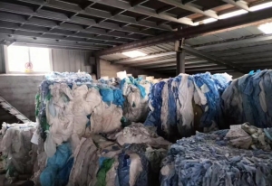 pe覆膜无纺布，现货50多吨，现货出售