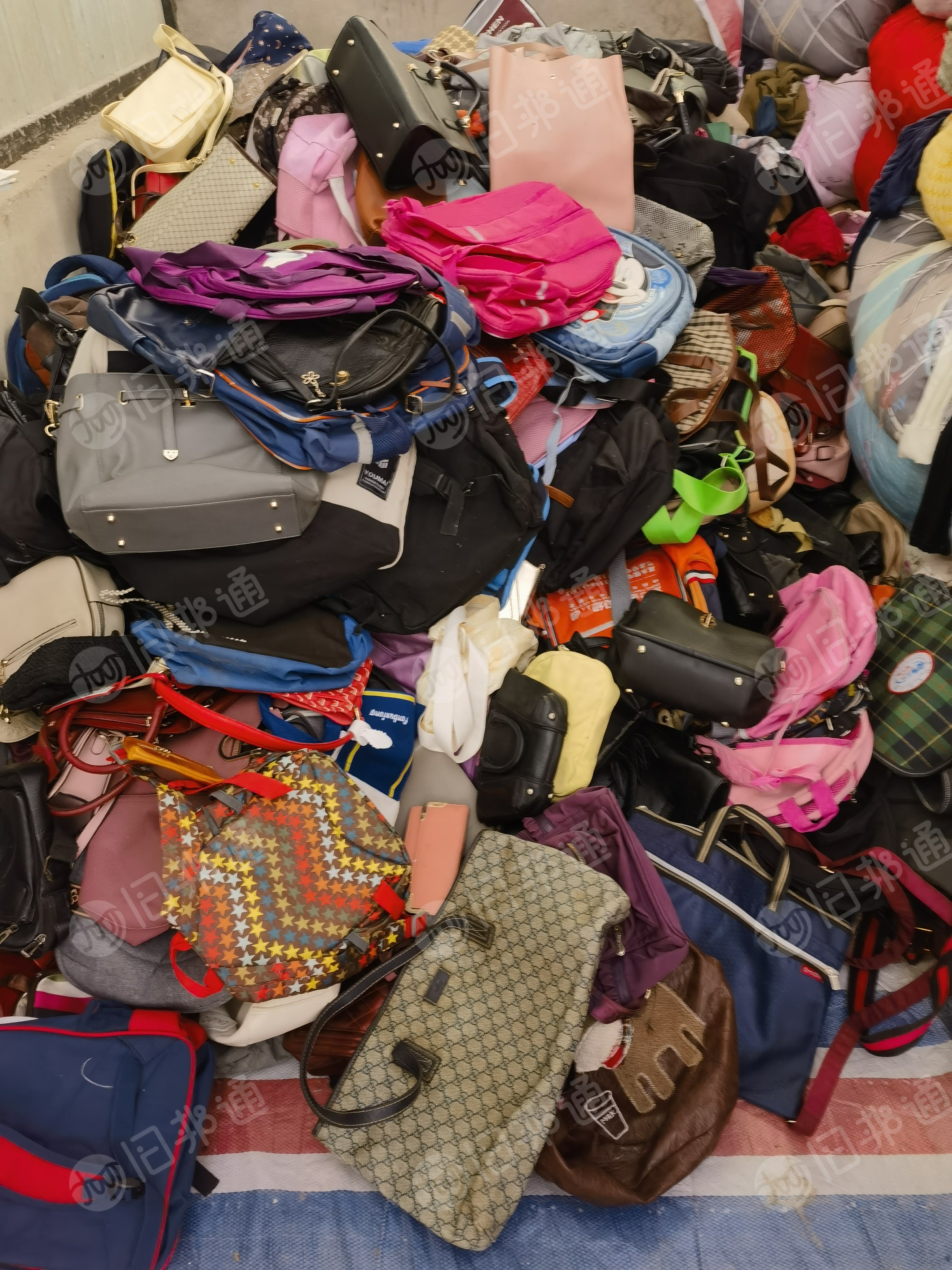 大量回收皮包、双肩包、书包，男女童凉鞋