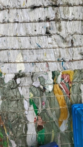 长期出售干造编织袋废料，杂色和白色的都有