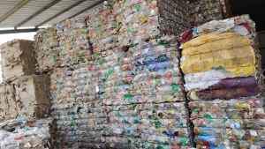 PET瓶砖长期出售，月供100吨。室内存放