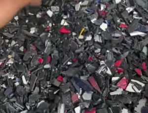 长期出售汽车保险杠破碎料