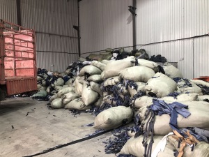 回收杂色碎布，牛仔碎布料，涤棉牛仔开花料，涤棉碎布料，蓝色牛仔碎布