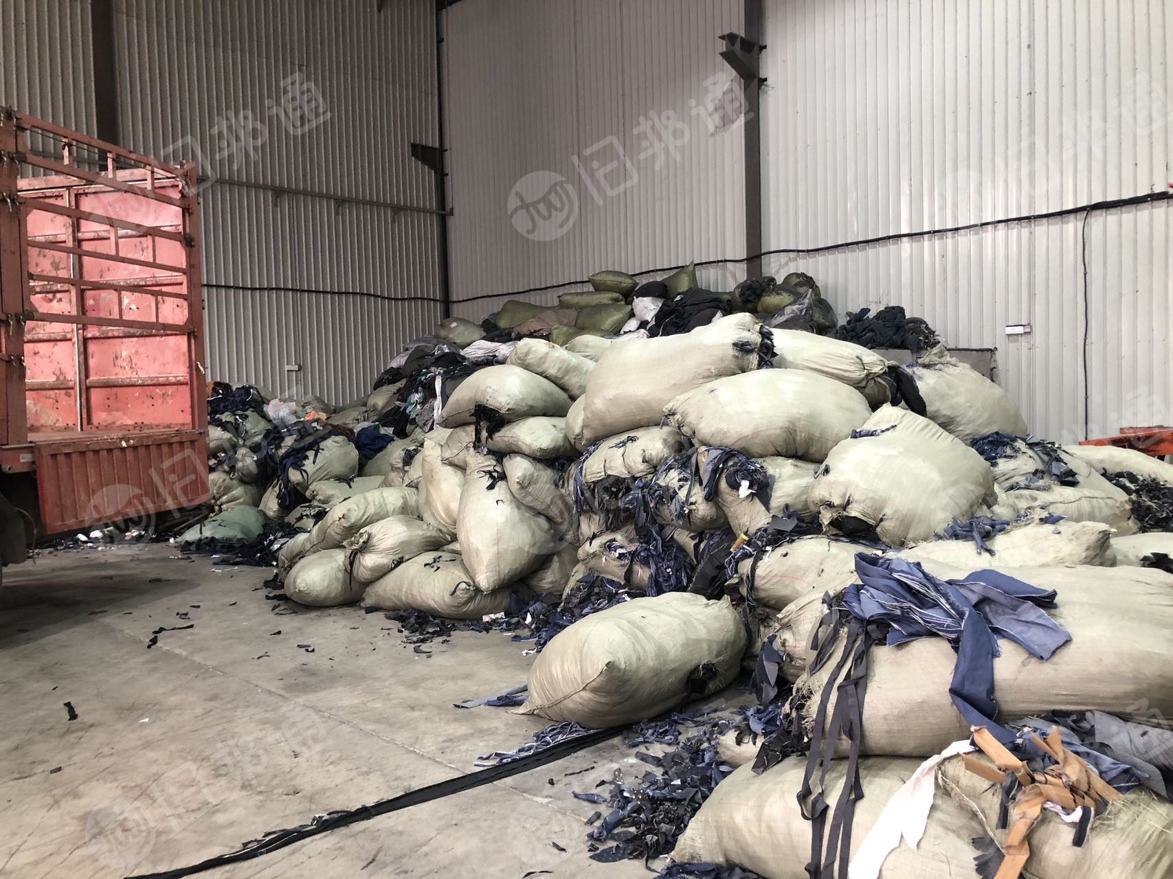 回收杂色碎布,牛仔碎布料,涤棉牛仔开花料,涤棉碎布料,蓝色牛仔碎布