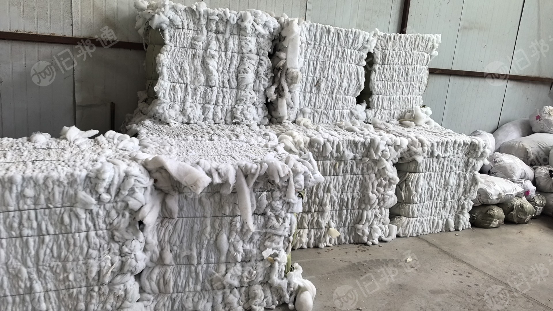 家具厂下来的废海绵,丝绵下脚料,带布丝绵,带布海绵,废布,皮革等,大量回收