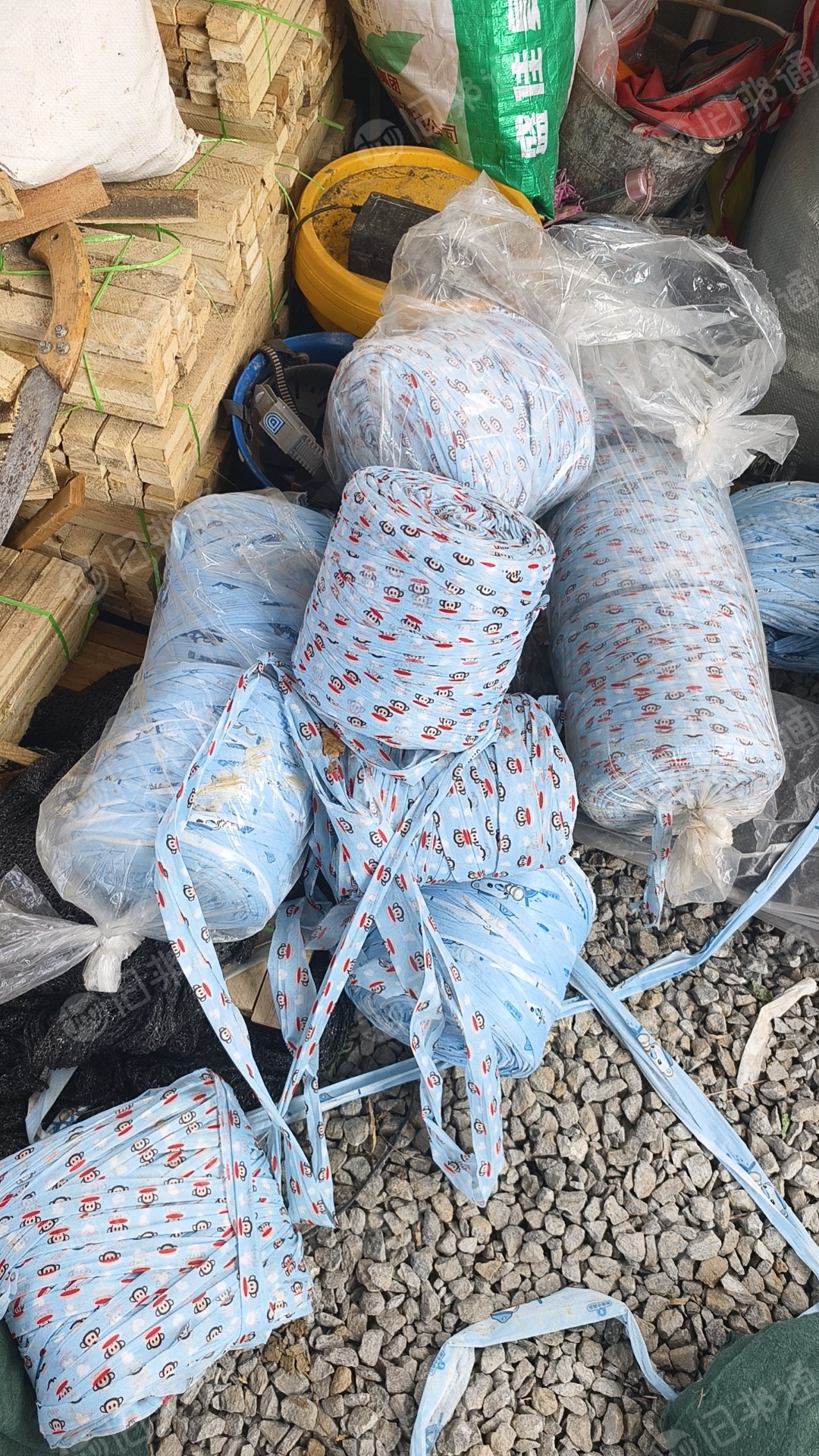 求购无纺布卷边料,只要类似的材质,具体的什么,我说不清楚,数量最好10吨起步