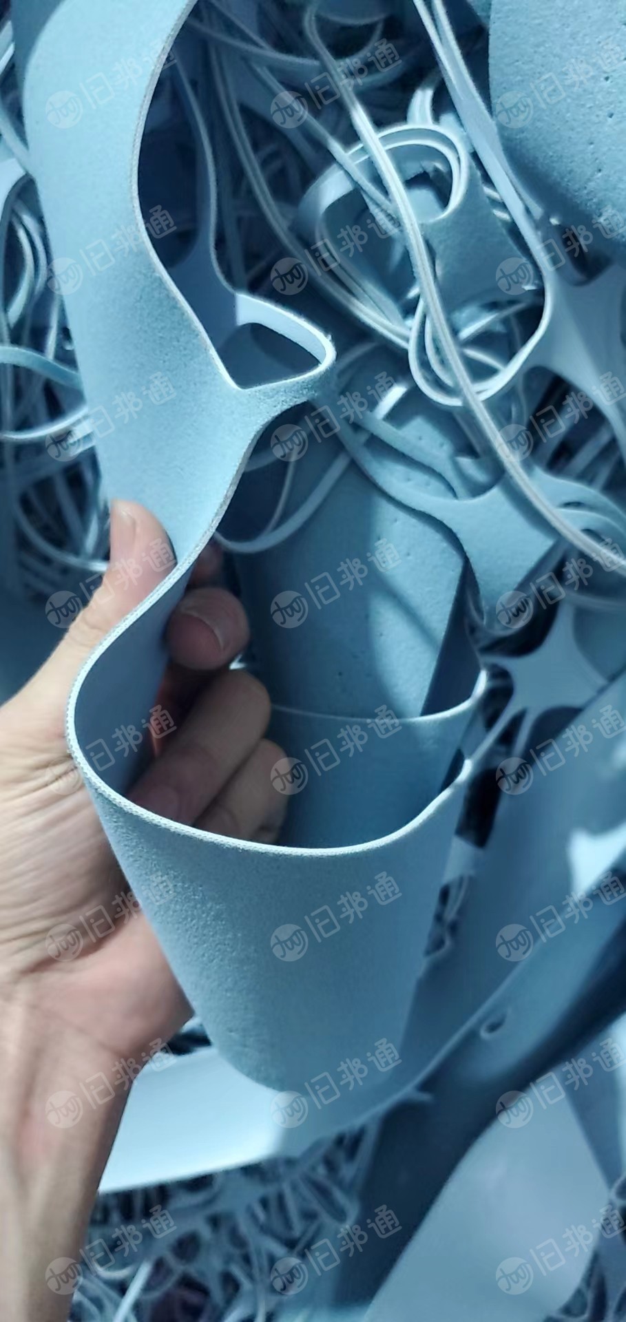 常年出售做皮套下来的PVC革边料,现货十多吨