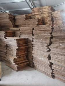 厂家出售二手箱皮，二手菜花黄蛋托