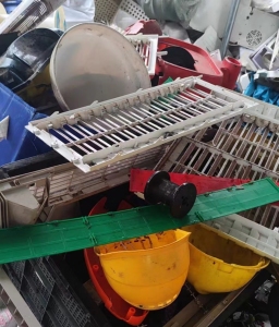 家电破碎料，纯abs破碎料，可直接上机，白红蓝黄绿青蓝紫黑都在一起，产品料也全部在里面，现货十吨出售