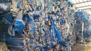 出售蓝色带胶膜，也可以清洗破碎料，现货几百吨