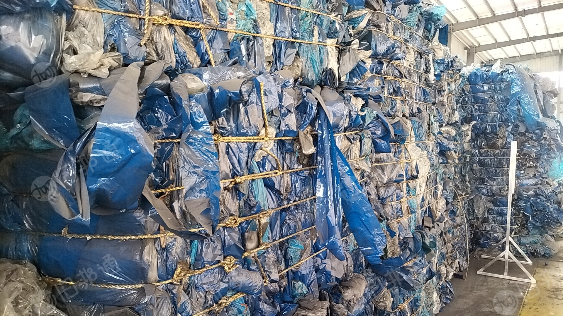 出售蓝色带胶膜，也可以清洗破碎料，现货几百吨