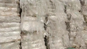  玻璃钢下来的PET膜废料，现货一挂车，长期出售