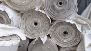 出售带膜的卷筒皮革纸