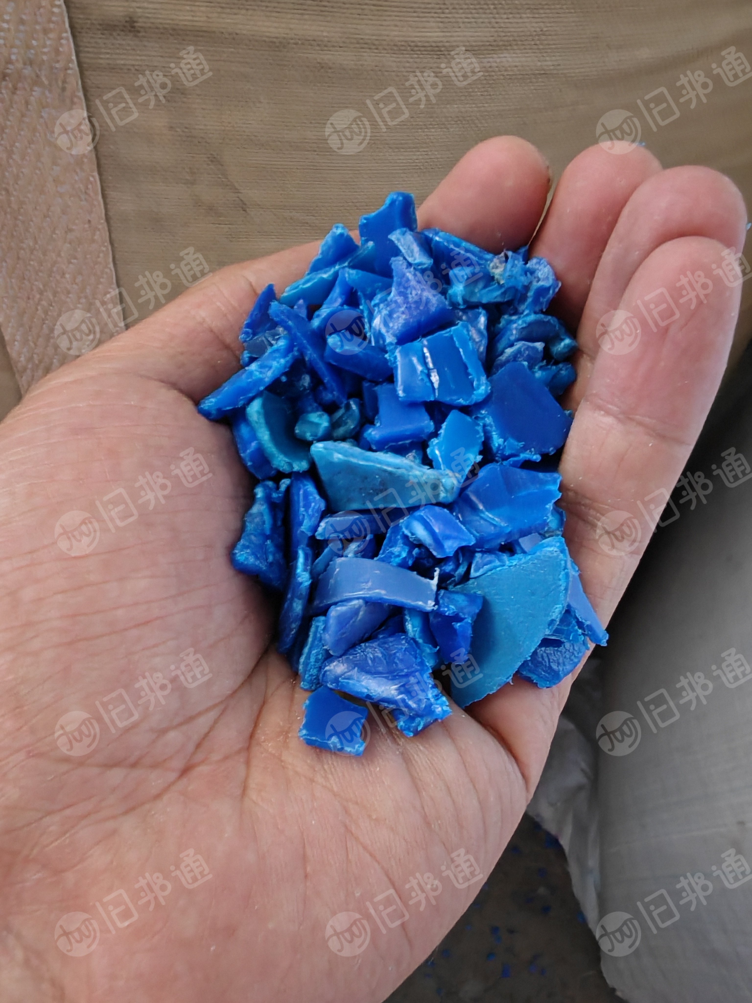大蓝桶破碎料长期出售,现货20吨。月供50吨