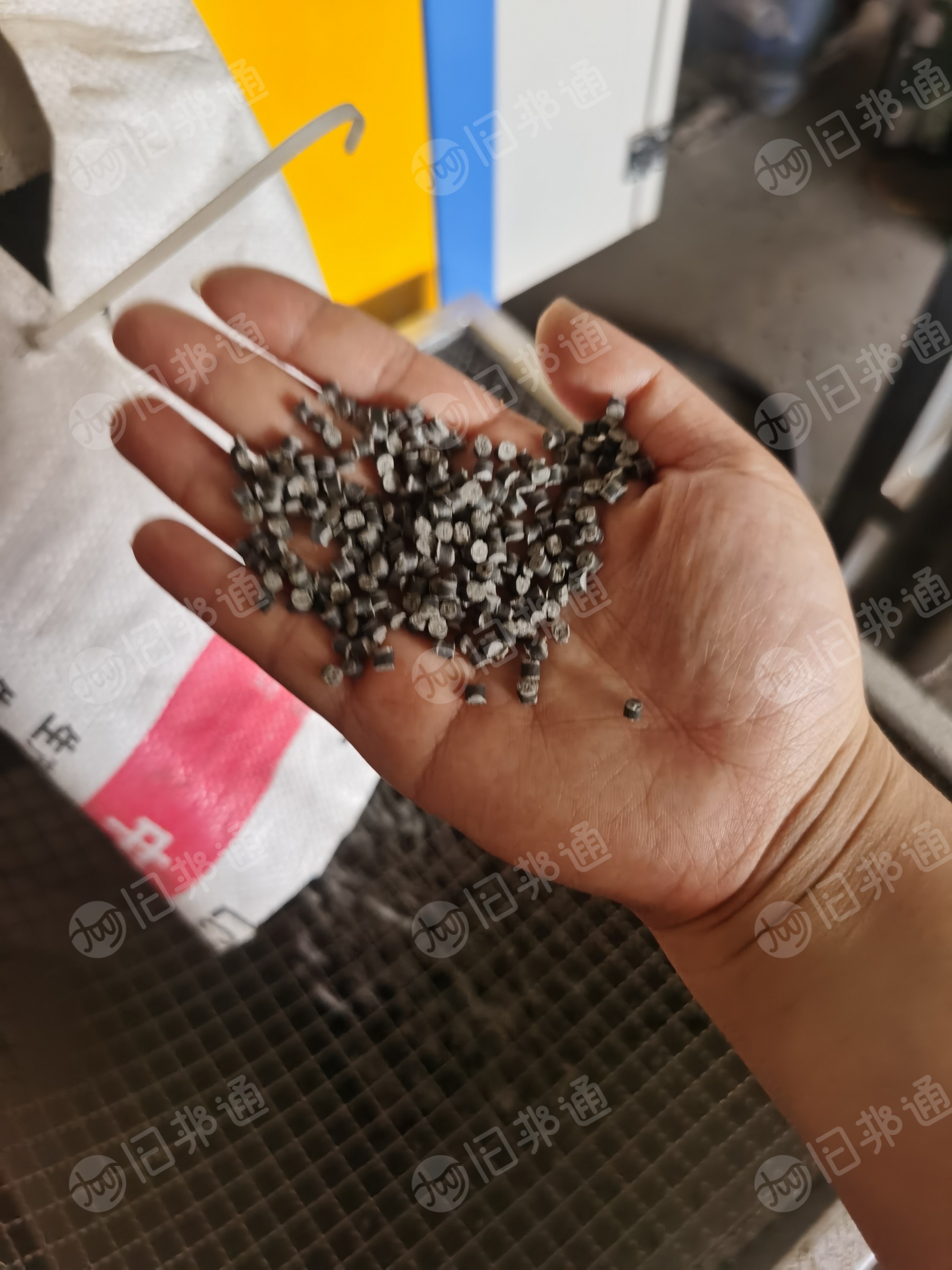 本厂大量生产PP黑色沉底颗粒,灰色聚丙颗粒!可用于注塑填充 角码等低端塑料管件,月产100多吨