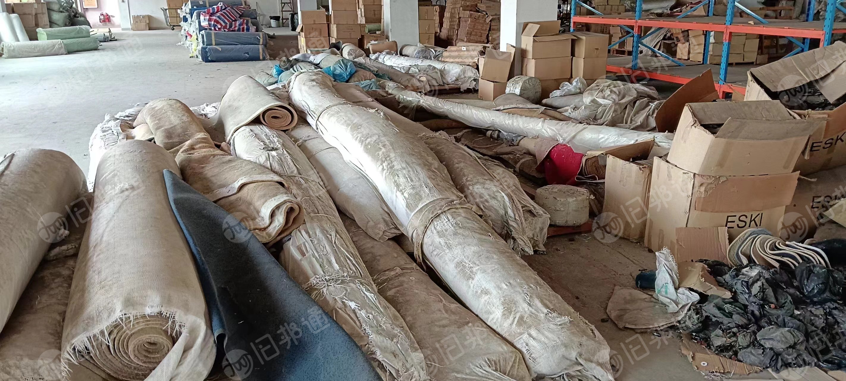 出售白棉底部库存地毯