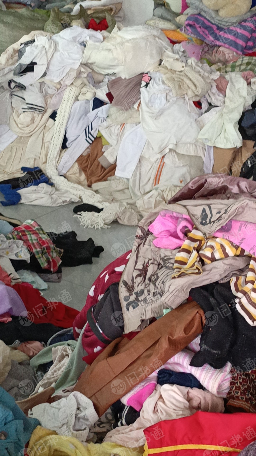 旧衣服分拣货,旧衣服裤子 黑料,白料,鞋子,包包