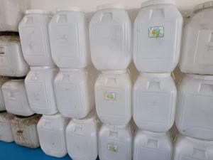 出售小白桶，大蓝桶，小白桶200多个，大蓝桶500个