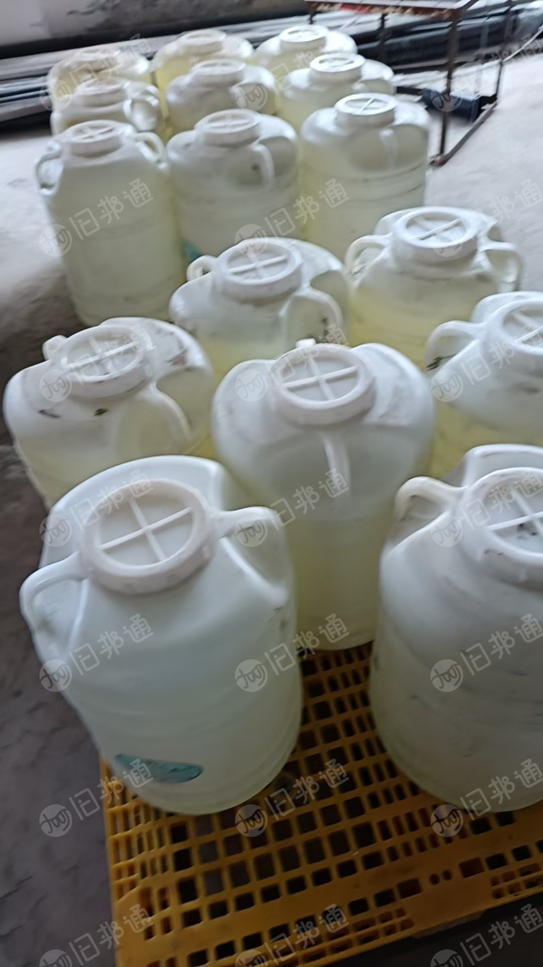 出售小白桶,大蓝桶,小白桶200多个,大蓝桶500个