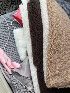 大量出售全涤库存布，门幅1.6克重650，批量的，现货有几十吨，江苏苏州