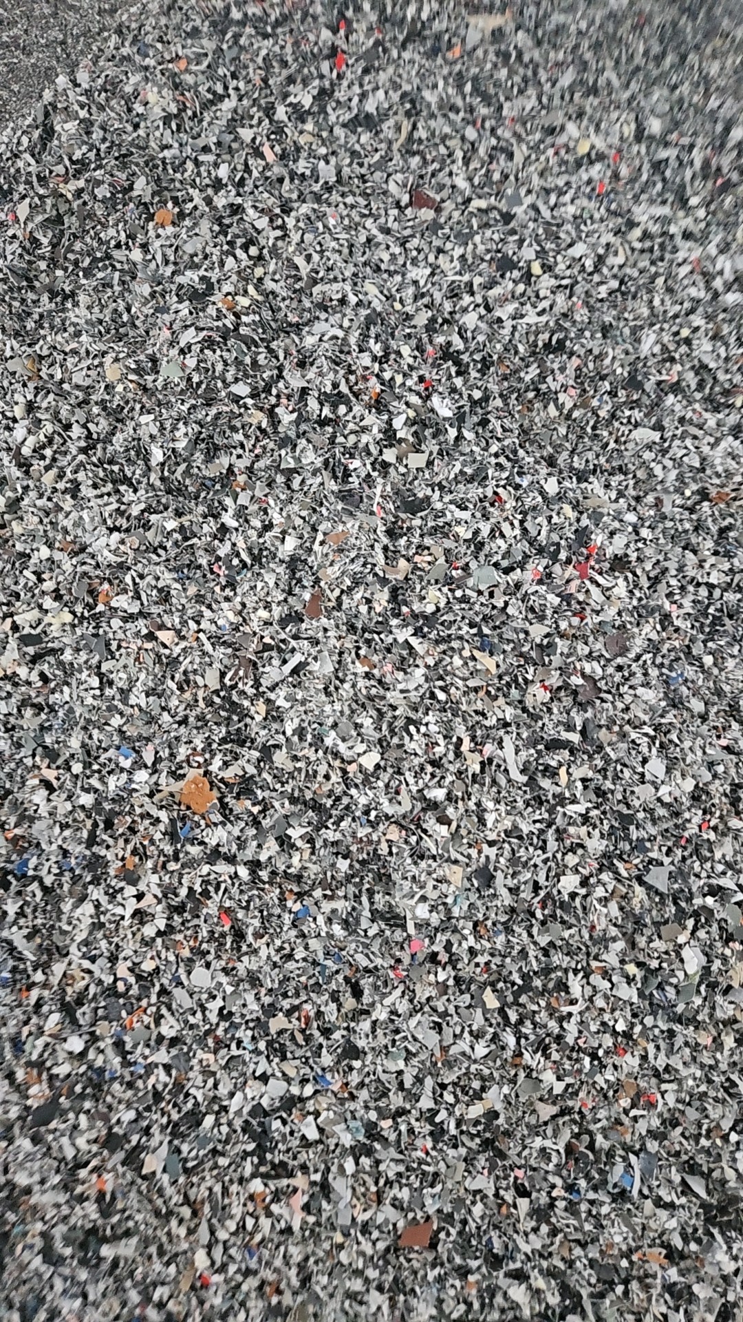 出售家私革带布一起压片的,PVC布胶破碎料