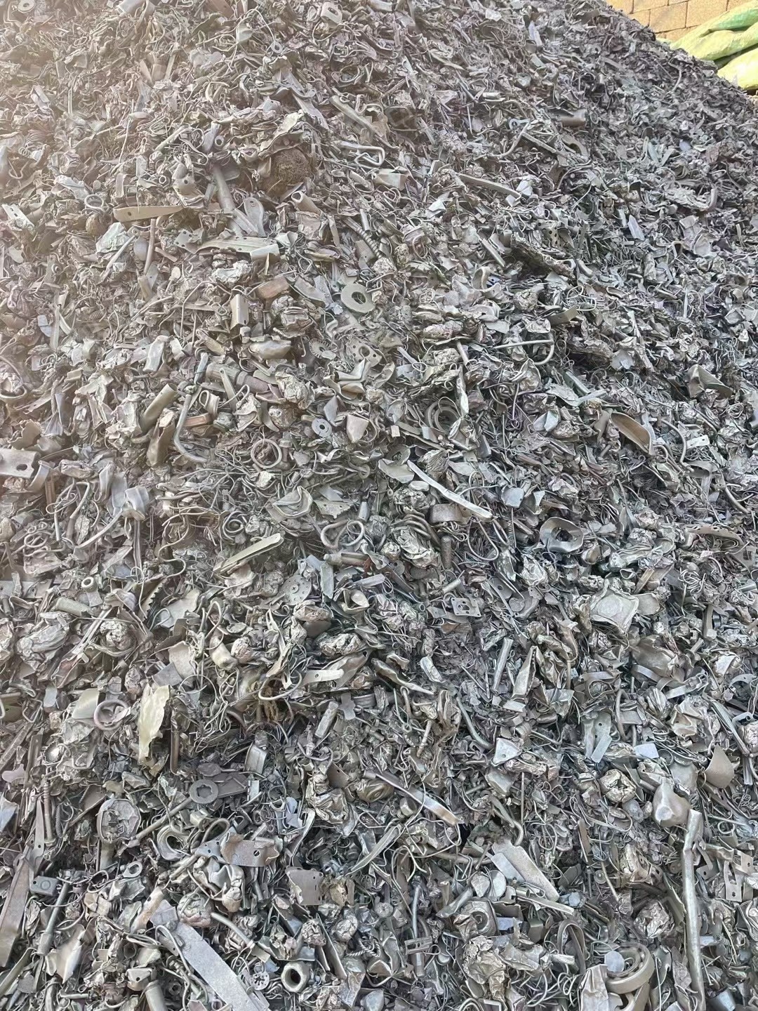长期出售干磨火烧铁破碎料,每天生产