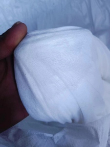 出售尼龙无纺布，边角料，白色，黑色