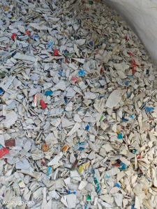 长期出售涂料桶破碎料，白色，黑色，花色都有