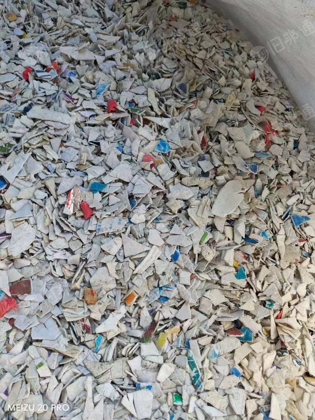 长期出售涂料桶破碎料,白色,黑色,花色都有