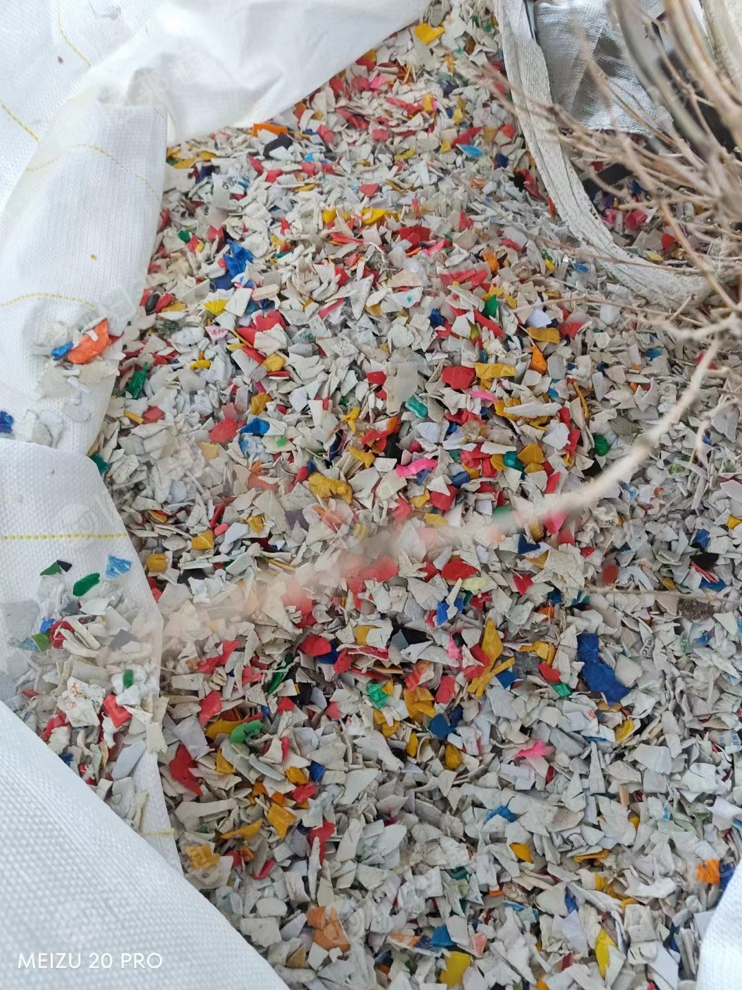 长期出售涂料桶破碎料,白色,黑色,花色都有