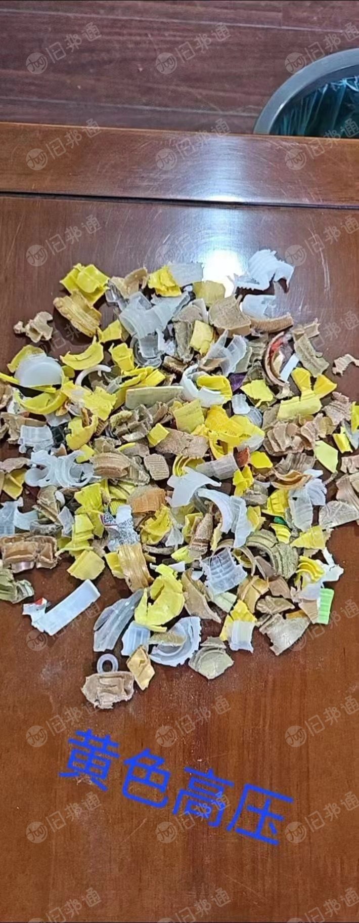 出售酒瓶盖破碎料,都是高压的,有红色,黄色,白色