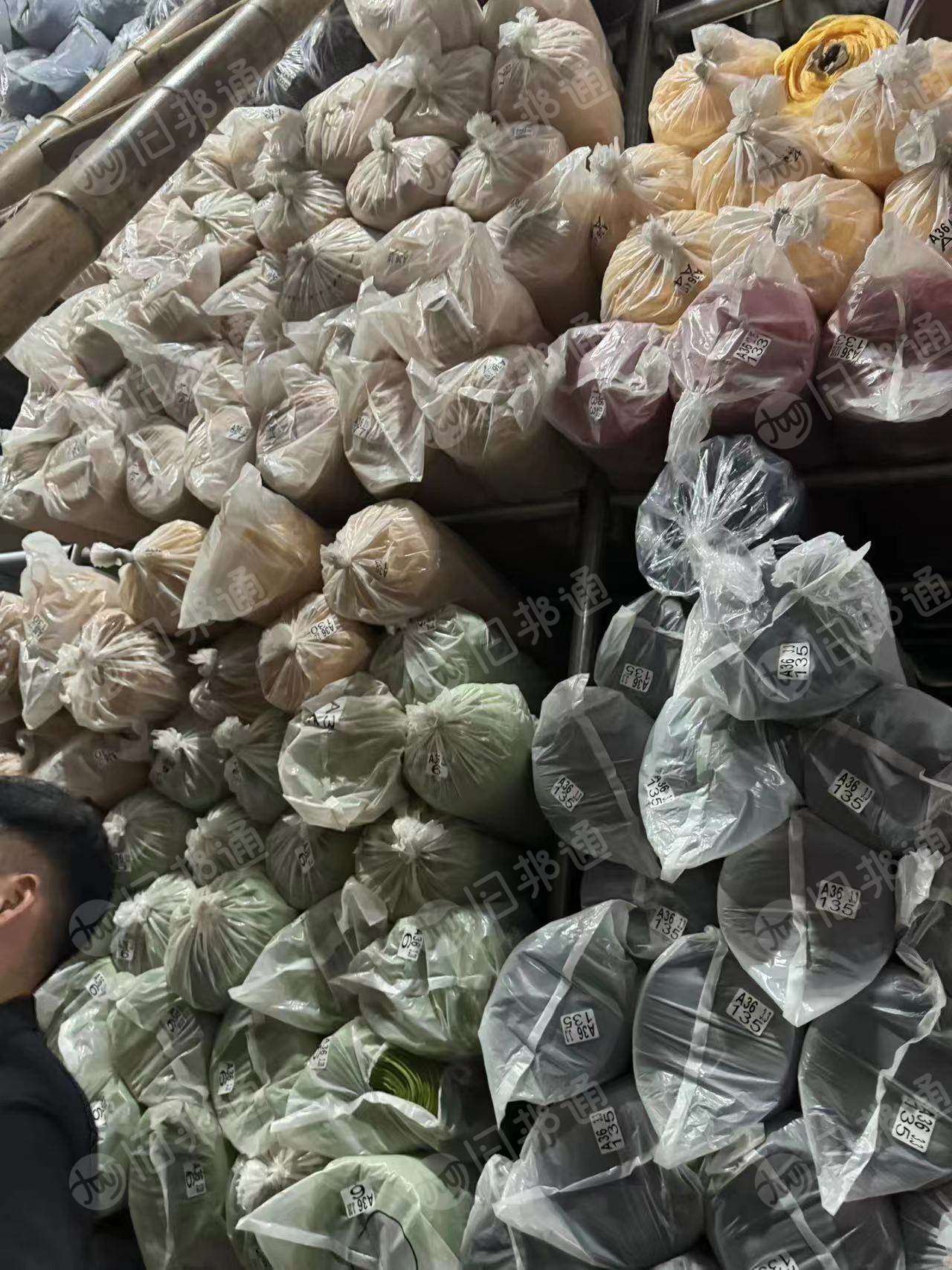 出售涤纶网库存布,纯涤纶,杂色,现货十几吨,货在江苏