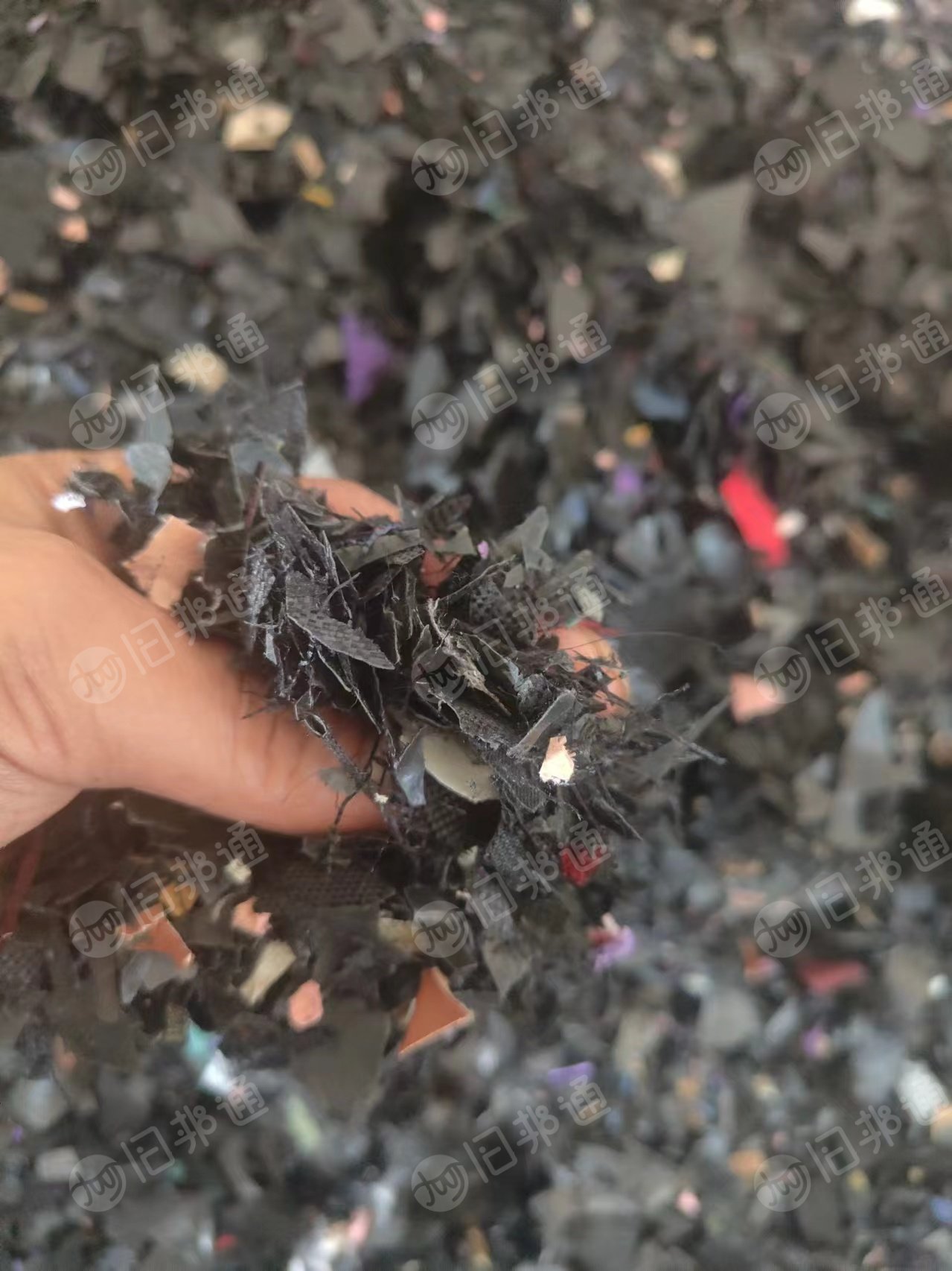 出售PVC箱包革破碎料,现货几十吨
