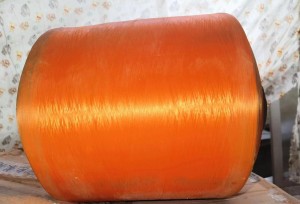 出售彩色涤纶丝，现货有4吨左右，货在江苏