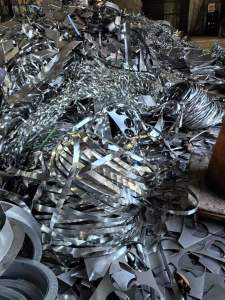 大量收购0.5-2个厚的镀锌压块料，冷轧料，矽钢片，各种边丝压块料