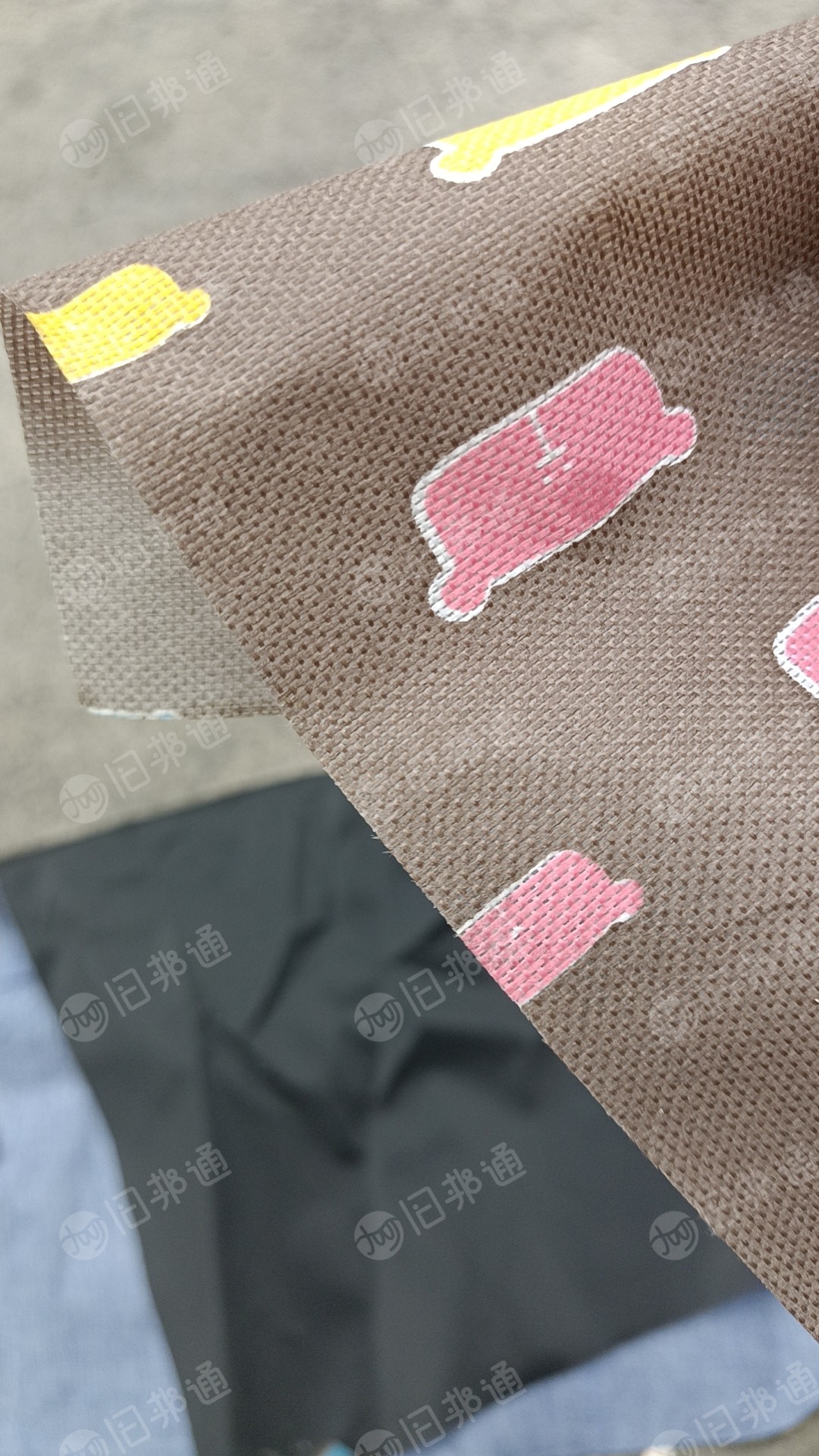 出售箱包厂下来的无纺布边料,现货有十几吨