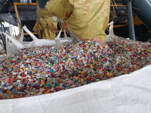 出售热洗PE瓶盖破碎料，月供几十吨