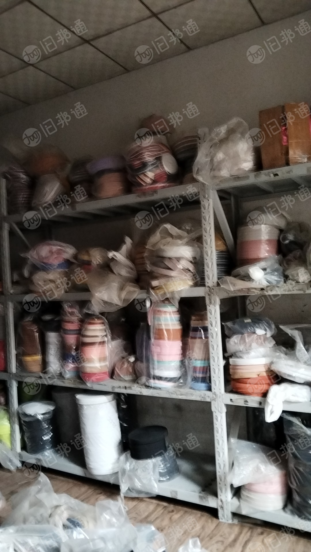 长期收购各种库存材料,皮革,里布,五金,拉链,布匹,织带,纱线等厂家一切库存材料。