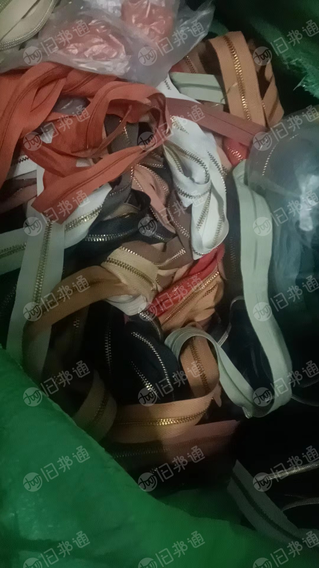 长期收购各种库存材料,皮革,里布,五金,拉链,布匹,织带,纱线等厂家一切库存材料。