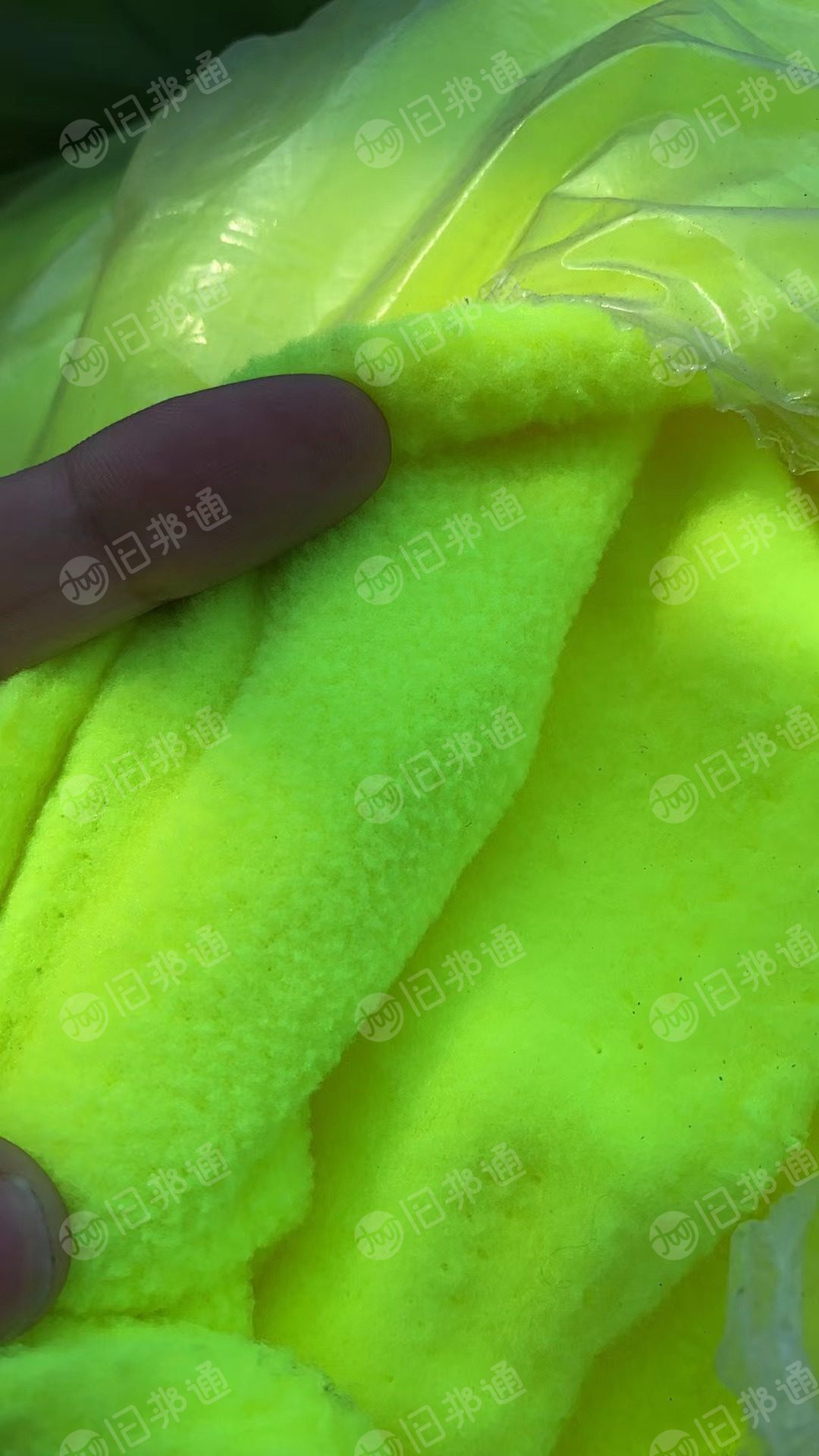 出售荧光色的摇粒绒和单面绒,杂的,现货5吨左右,货在浙江绍兴。