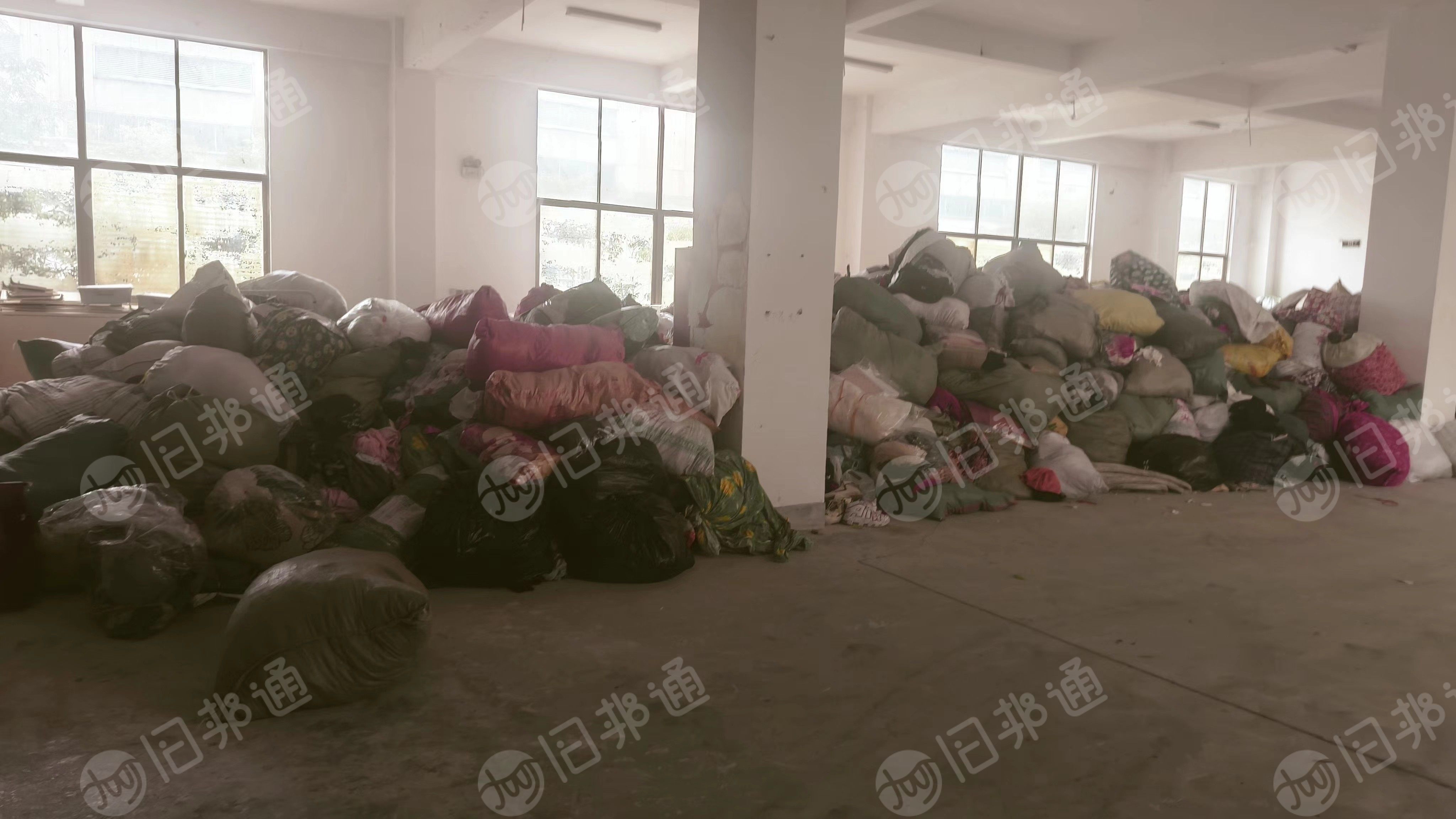 长期出售旧衣服统货,多数从倒闭店铺收回来,新旧都有,现货有10吨左右,在福建福州