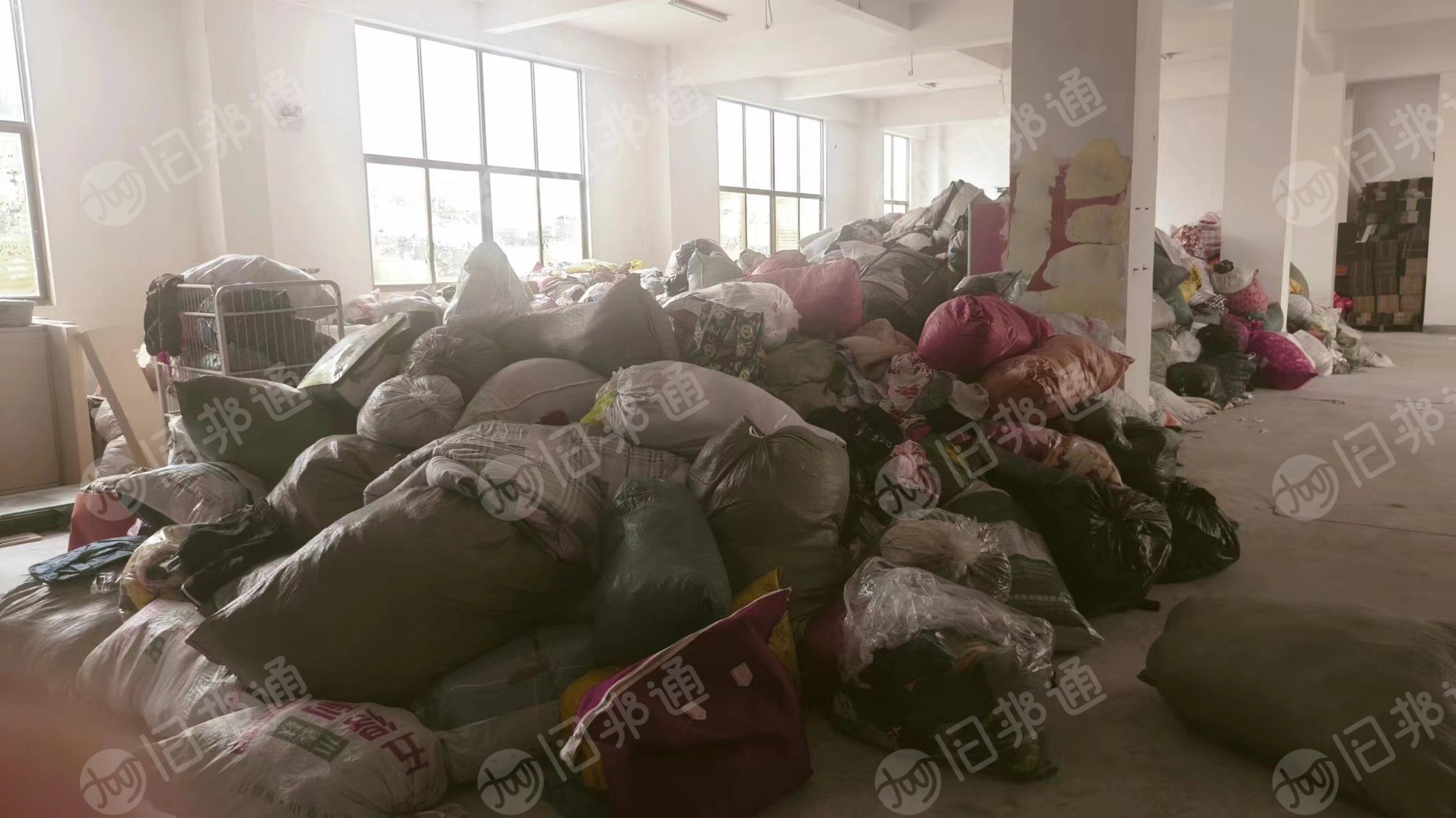 长期出售旧衣服统货,多数从倒闭店铺收回来,新旧都有,现货有10吨左右,在福建福州