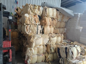 出售海绵边角料，废旧海绵，浅色，海绵厂下来的，现货几吨