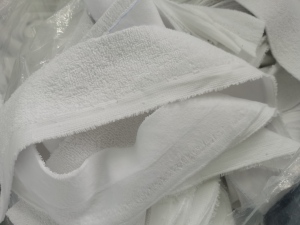 出售毛巾工厂下来的涤棉纯白开花料，现货有几吨，货在江苏江阴