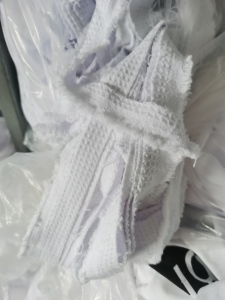 长期出售毛巾边角料，涤锦材质，都是白色的，每月有6吨左右，货在江苏江阴