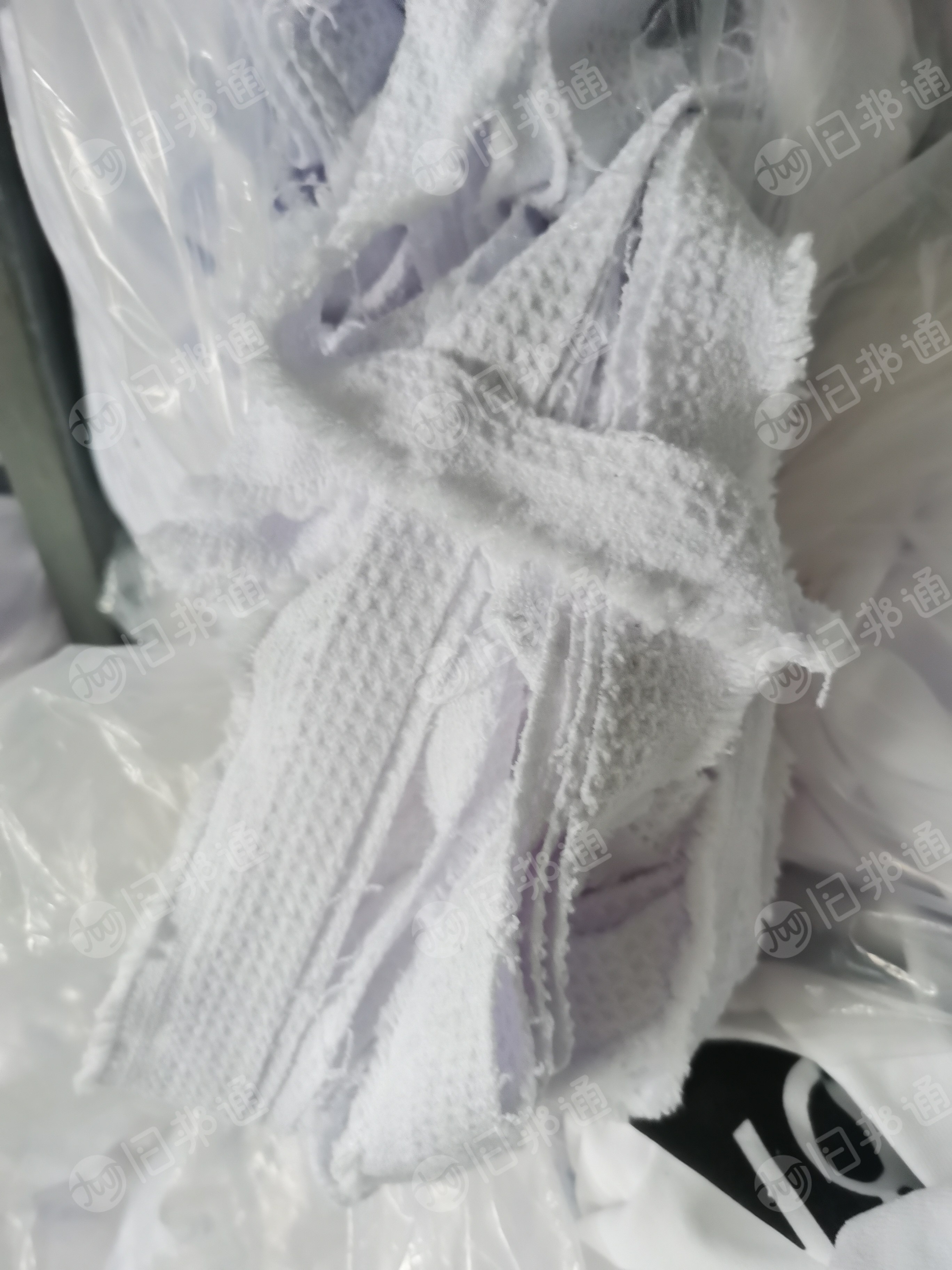 长期出售毛巾边角料,涤锦材质,都是白色的,每月有6吨左右,货在江苏江阴