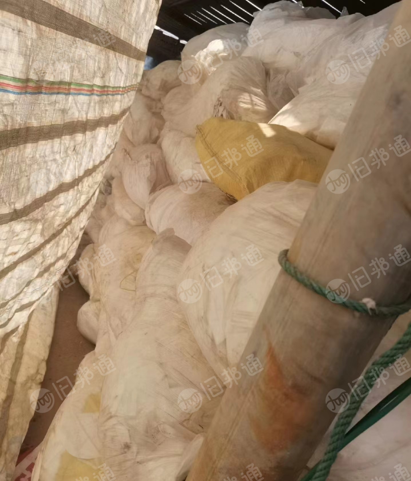 出售废口罩,有无杂质不带热风棉和带热风棉的,现货有十几吨